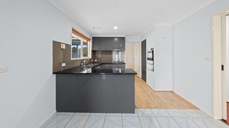 Photo - 5 Tudor Court, Craigieburn VIC 3064 - Image 3