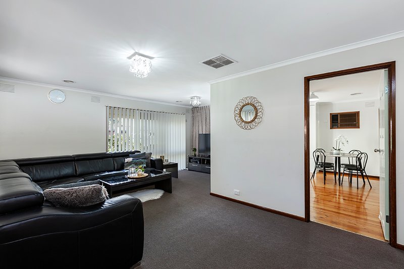 Photo - 5 Tumut Court, Werribee VIC 3030 - Image 2