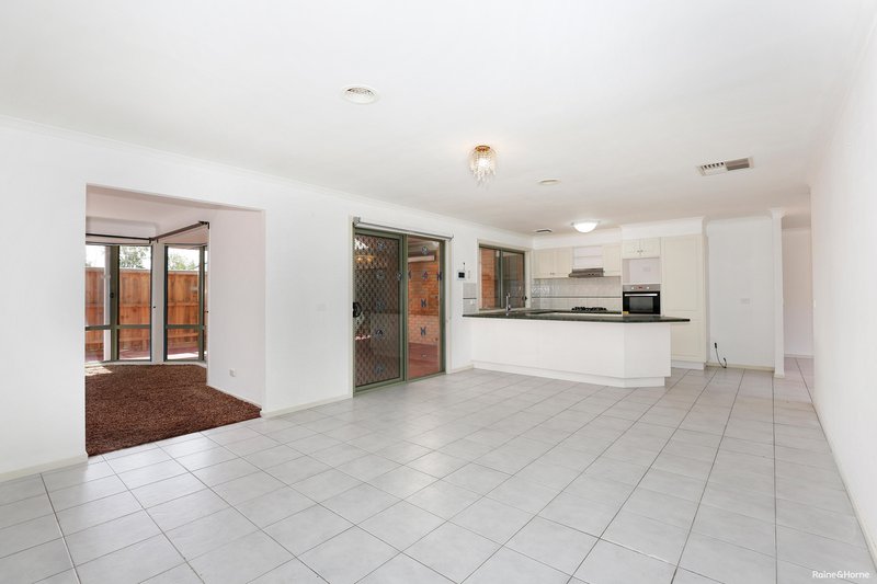 Photo - 5 Turano Court, Roxburgh Park VIC 3064 - Image 7