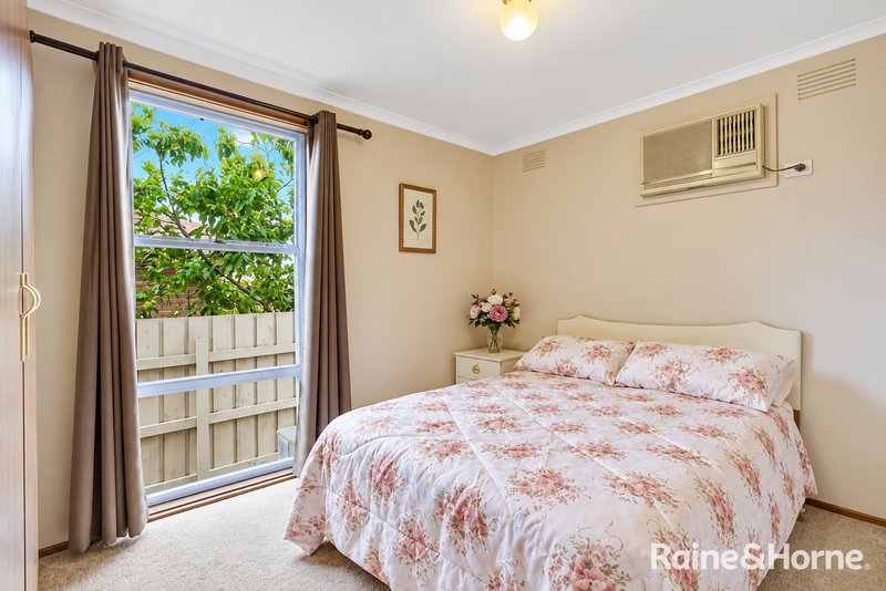Photo - 5 Valepark Crescent, Cranbourne VIC 3977 - Image 3