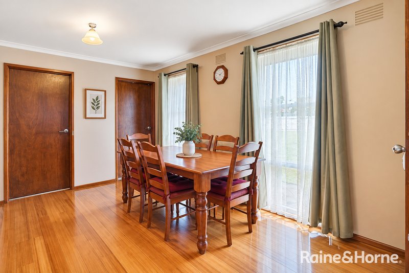 Photo - 5 Valepark Crescent, Cranbourne VIC 3977 - Image 6