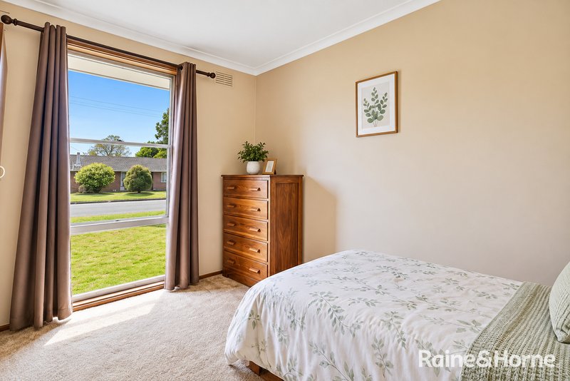 Photo - 5 Valepark Crescent, Cranbourne VIC 3977 - Image 7