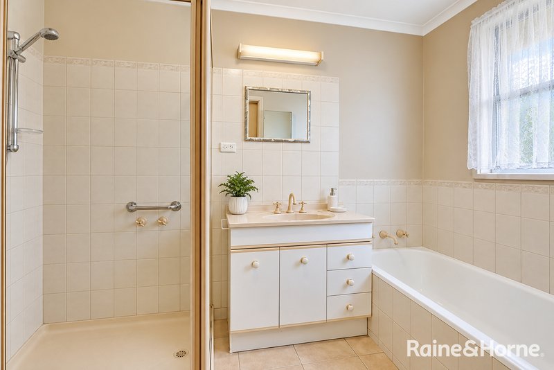 Photo - 5 Valepark Crescent, Cranbourne VIC 3977 - Image 8