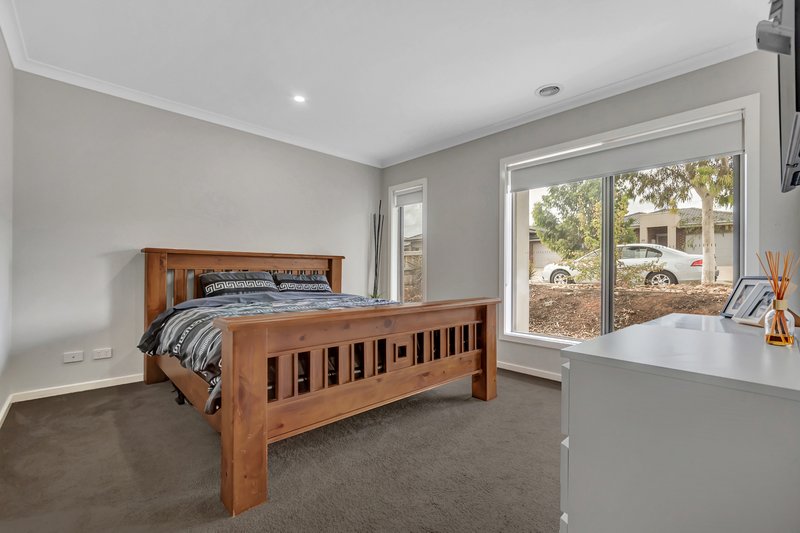 Photo - 5 Versteegen Street, Fraser Rise VIC 3336 - Image 8