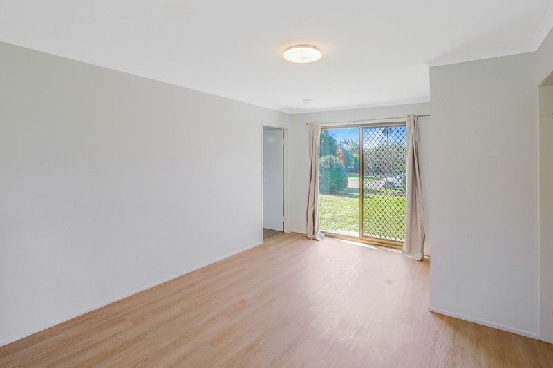 Photo - 5 Vienna Way, Strathpine QLD 4500 - Image 3