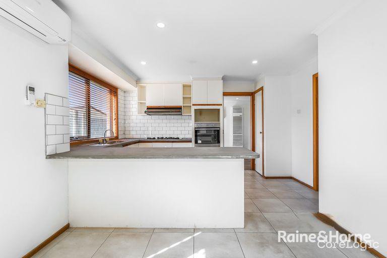 Photo - 5 Walnut Court, Cranbourne North VIC 3977 - Image 4