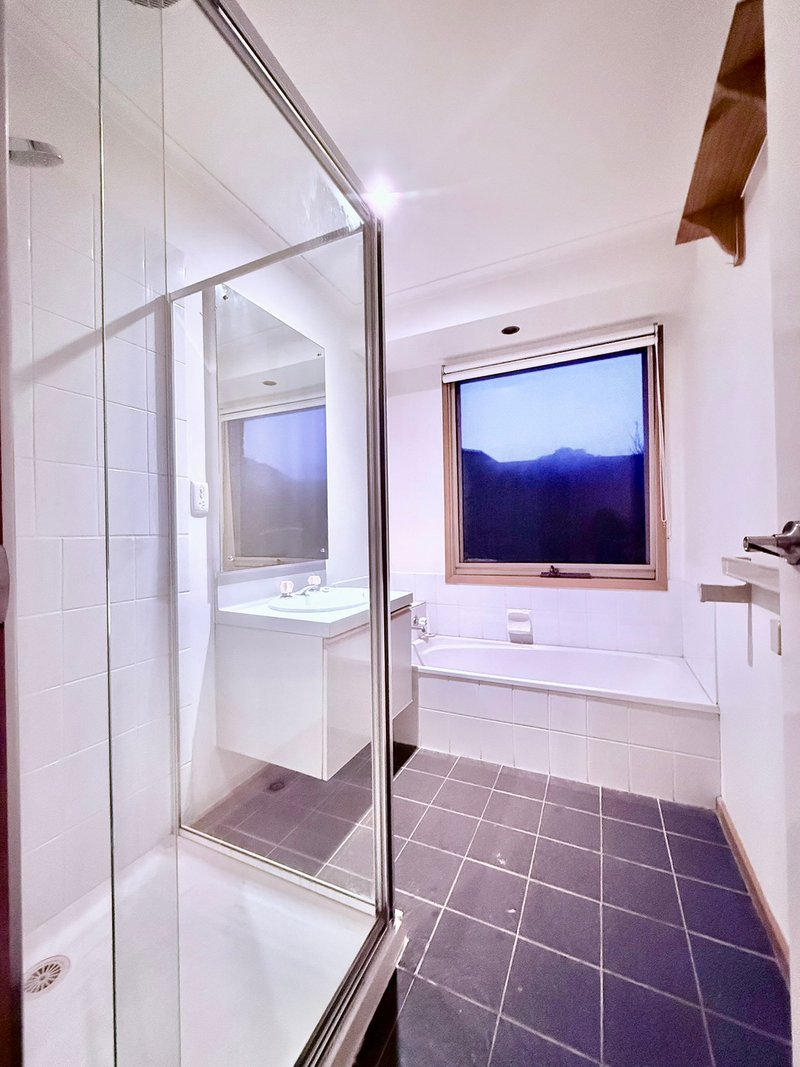 Photo - 5 Walsh Court, Mill Park VIC 3082 - Image 3