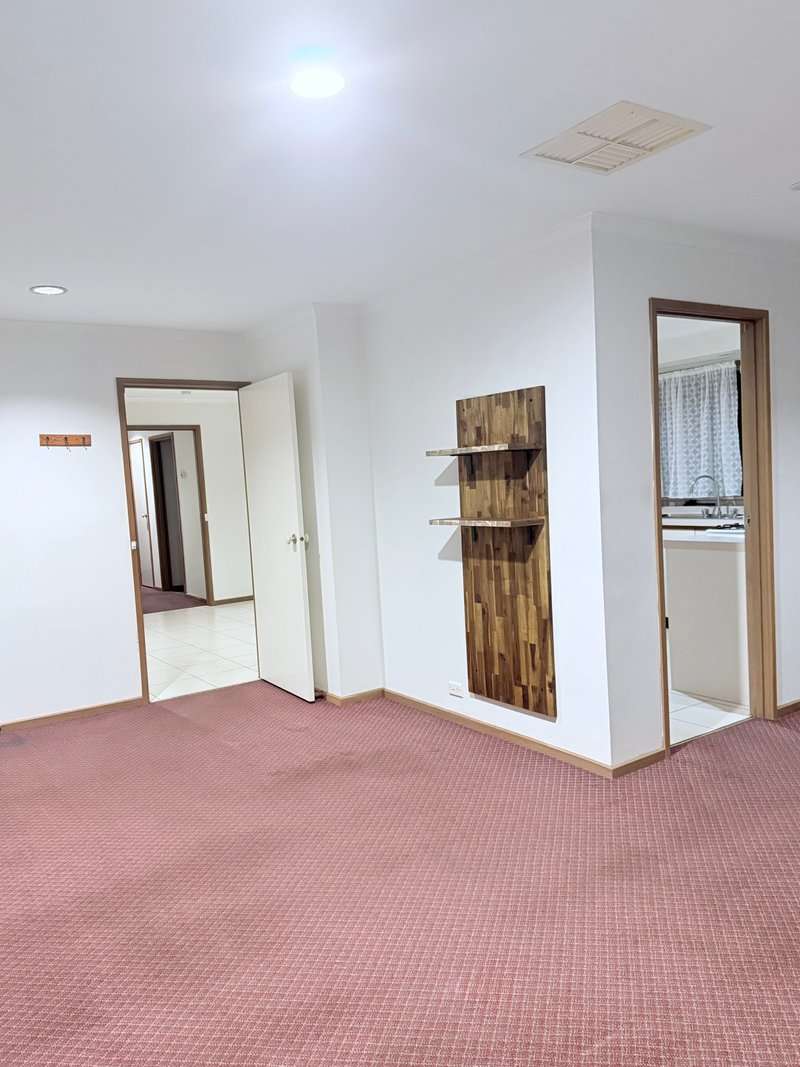 Photo - 5 Walsh Court, Mill Park VIC 3082 - Image 6