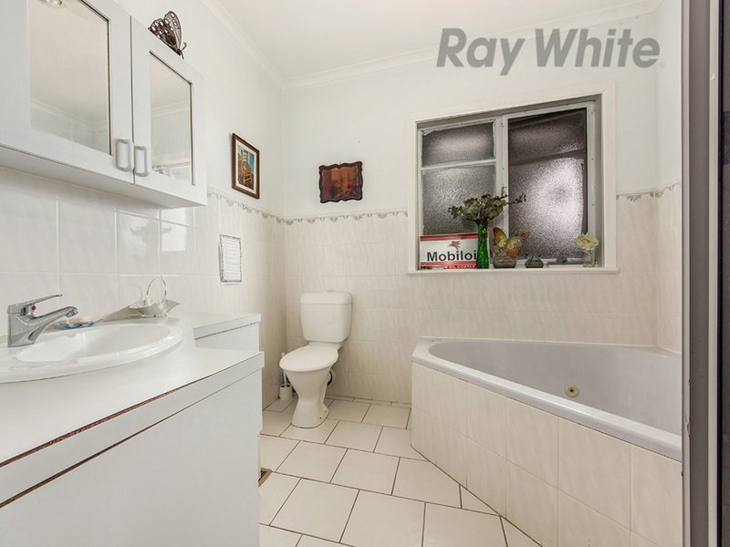 Photo - 5 Wandsworth Avenue, Deer Park VIC 3023 - Image 5