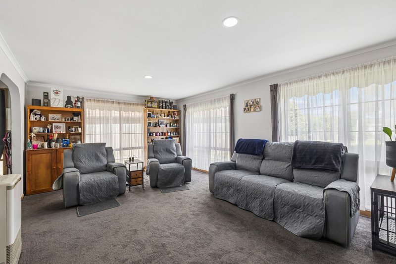 Photo - 5 Warbler Close, Werribee VIC 3030 - Image 4