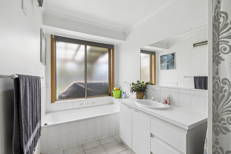 Photo - 5 Warbler Close, Werribee VIC 3030 - Image 8