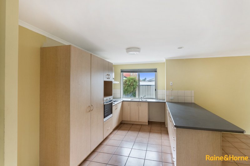 Photo - 5 Wareham Court, Hillside VIC 3037 - Image 3