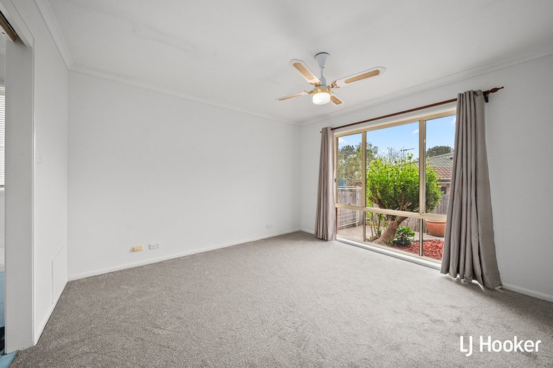 Photo - 5 Watchorn Close, Holt ACT 2615 - Image 5