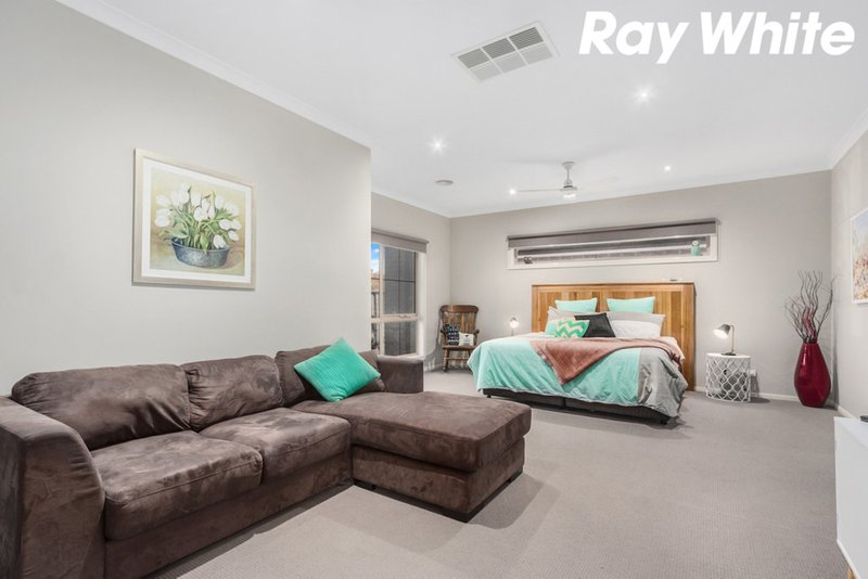 Photo - 5 Whiteley Way, Pakenham VIC 3810 - Image 3