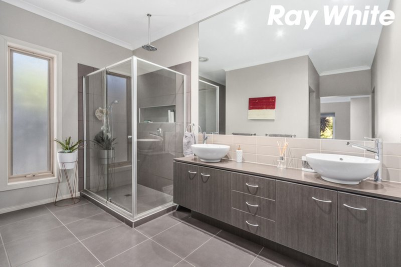 Photo - 5 Whiteley Way, Pakenham VIC 3810 - Image 4