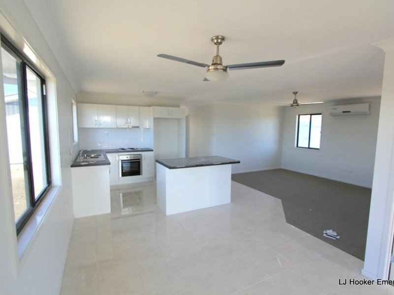 Photo - 5 Whitney Street, Emerald QLD 4720 - Image 2