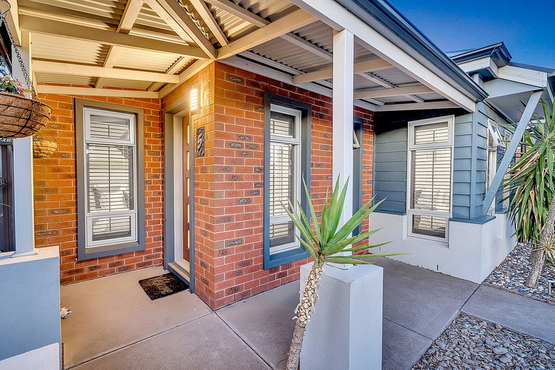 Photo - 5 Willandra Avenue, Craigieburn VIC 3064 - Image 2