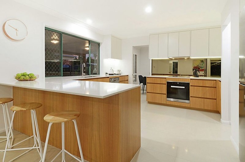 Photo - 5 Willow Place, Carindale QLD 4152 - Image 2