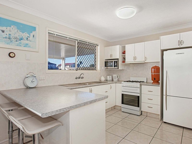 Photo - 5 Willow Street, Biggera Waters QLD 4216 - Image 5