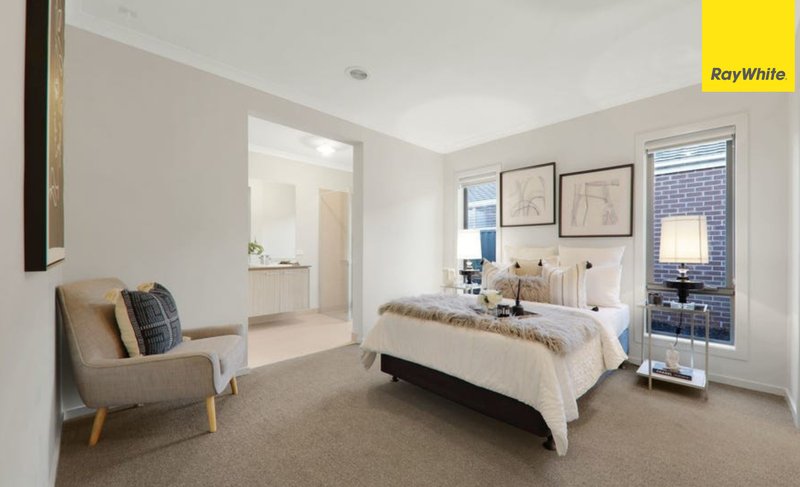 Photo - 5 Wimbledon Boulevard, Strathtulloh VIC 3338 - Image 4