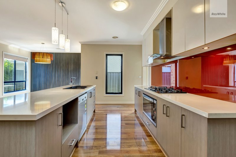 Photo - 5 Wyndcliffe Way, Roxburgh Park VIC 3064 - Image 5