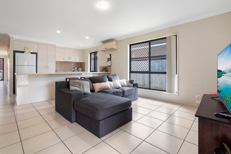 Photo - 5 Wyndham Circuit, Holmview QLD 4207 - Image 2