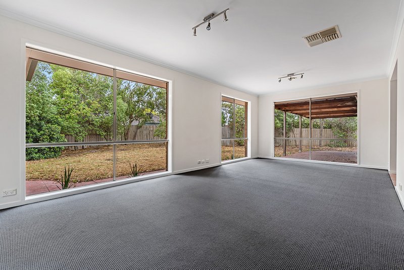 Photo - 5 Yeovil Court, Craigieburn VIC 3064 - Image 3