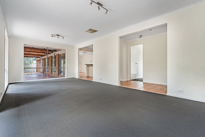 Photo - 5 Yeovil Court, Craigieburn VIC 3064 - Image 4