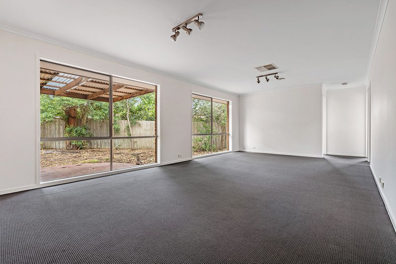 Photo - 5 Yeovil Court, Craigieburn VIC 3064 - Image 10