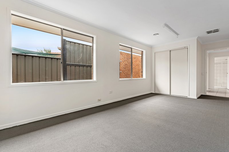 Photo - 5 Yeovil Court, Craigieburn VIC 3064 - Image 12