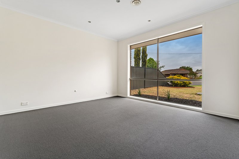 Photo - 5 Yeovil Court, Craigieburn VIC 3064 - Image 14