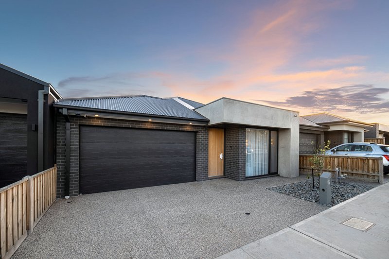 Photo - 5 Zaatar Street, Mickleham VIC 3064 - Image 2