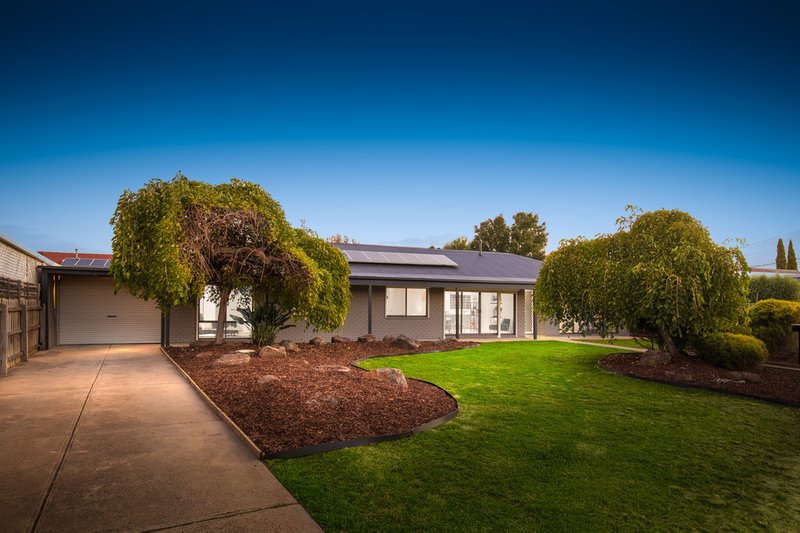 Photo - 50 Dona Drive, Hoppers Crossing VIC 3029 - Image 2