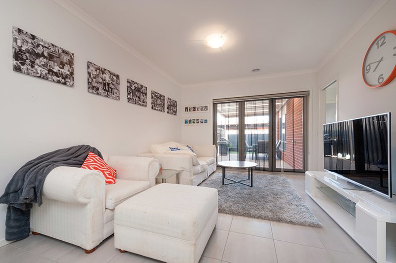 Photo - 50 Gateshead Street, Craigieburn VIC 3064 - Image 3