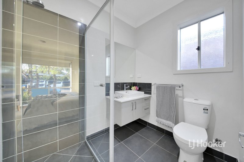 Photo - 50 Grassbird Drive, Point Cook VIC 3030 - Image 4