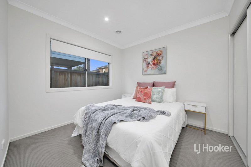 Photo - 50 Grassbird Drive, Point Cook VIC 3030 - Image 9