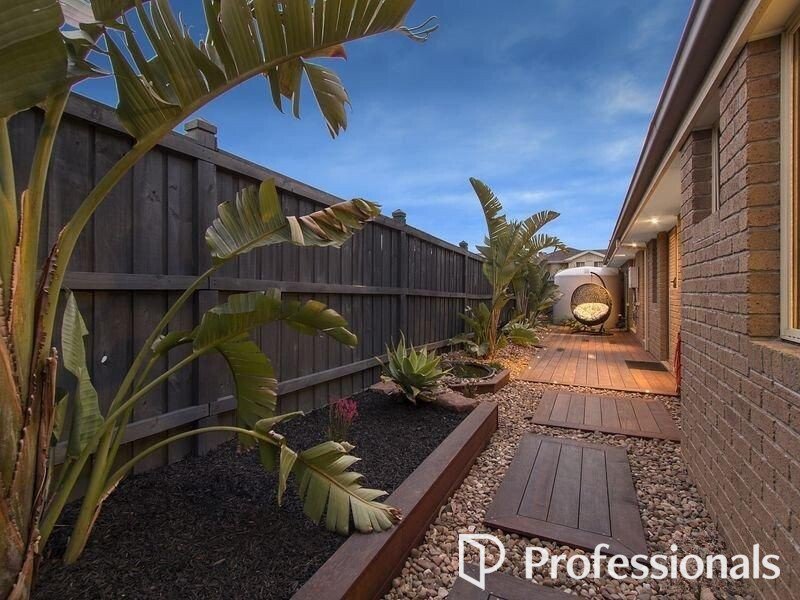 Photo - 50 Honeyeater Grove, Narre Warren VIC 3805 - Image 9