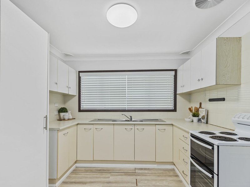 Photo - 50 Hume Boulevard, Killarney Vale NSW 2261 - Image 5