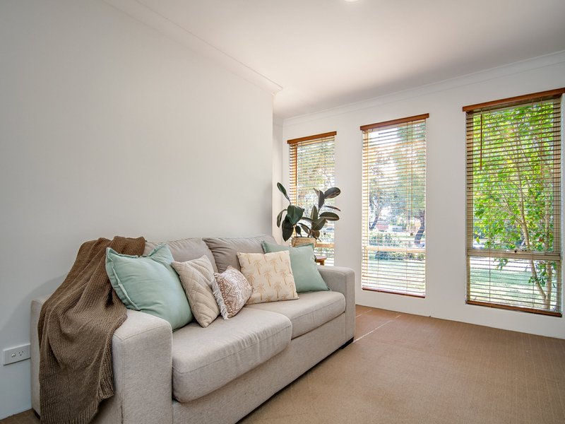 Photo - 50 Litchfield Crescent, Carramar WA 6031 - Image 13