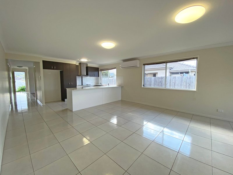 Photo - 50 Lyrebird Crescent, Upper Kedron QLD 4055 - Image 8