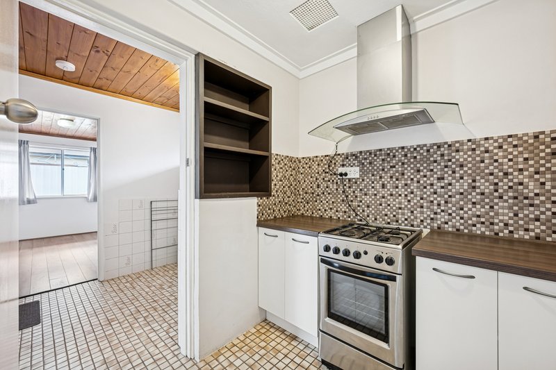 Photo - 50 Lyrebird Way, Thornlie WA 6108 - Image 3