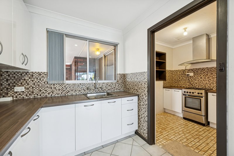 Photo - 50 Lyrebird Way, Thornlie WA 6108 - Image 4