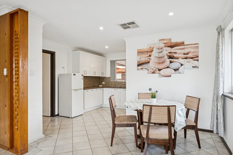 Photo - 50 Lyrebird Way, Thornlie WA 6108 - Image 5