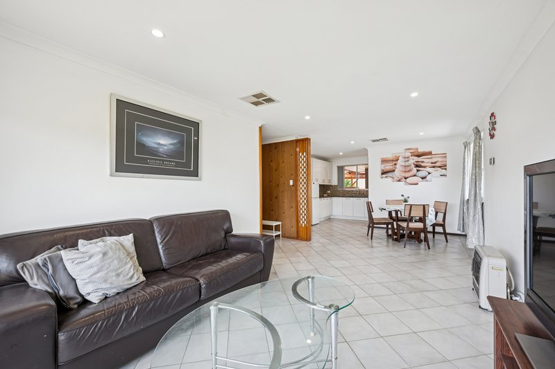 Photo - 50 Lyrebird Way, Thornlie WA 6108 - Image 7