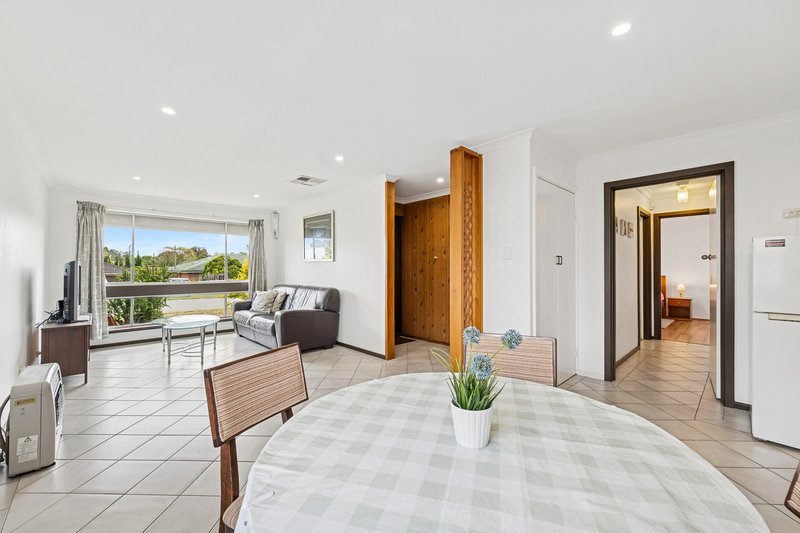 Photo - 50 Lyrebird Way, Thornlie WA 6108 - Image 8