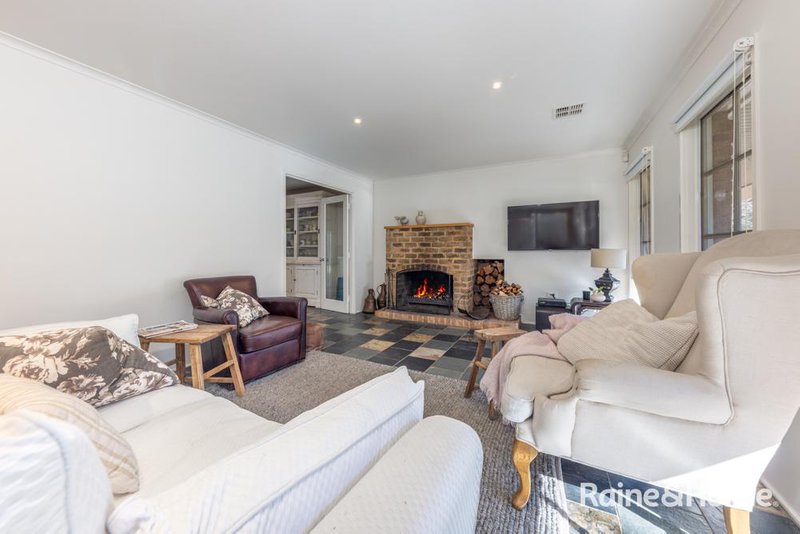 Photo - 50 Outawood Rise, Gisborne VIC 3437 - Image 9