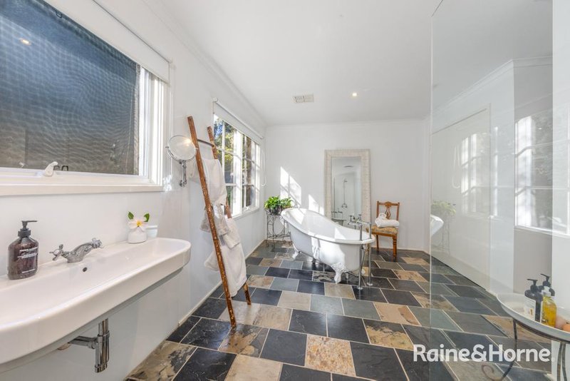 Photo - 50 Outawood Rise, Gisborne VIC 3437 - Image 13