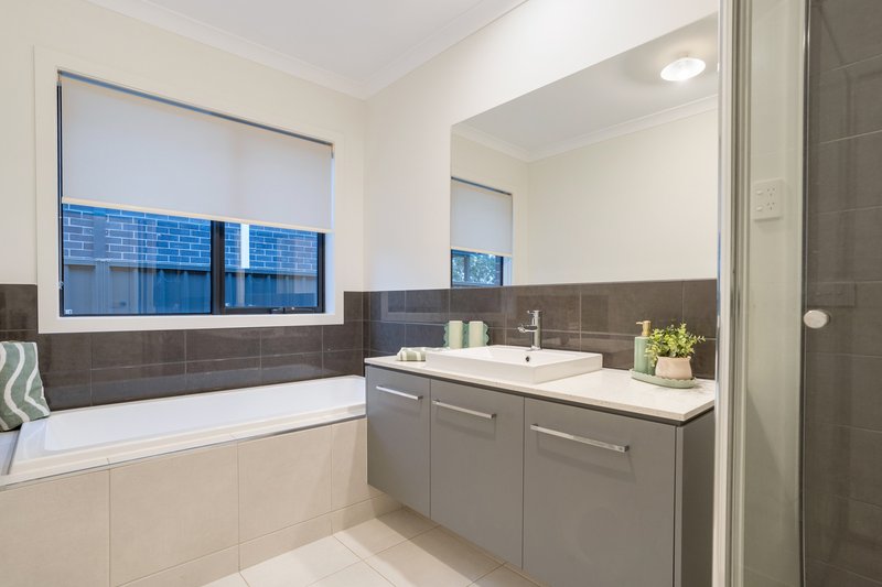 Photo - 50 Scenery Drive, Craigieburn VIC 3064 - Image 12