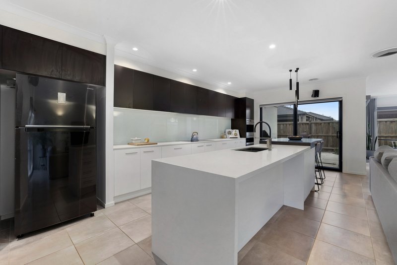 Photo - 50 Stockport Crescent, Thornhill Park VIC 3335 - Image 3