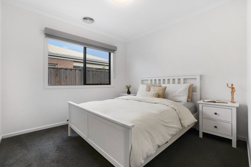 Photo - 50 Stockport Crescent, Thornhill Park VIC 3335 - Image 12